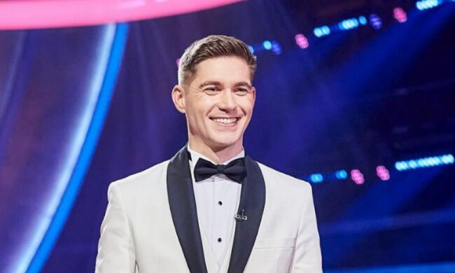 Володимир Остапчук похвалився коханою у незвичному образі: "Танцюючий нотаріус"