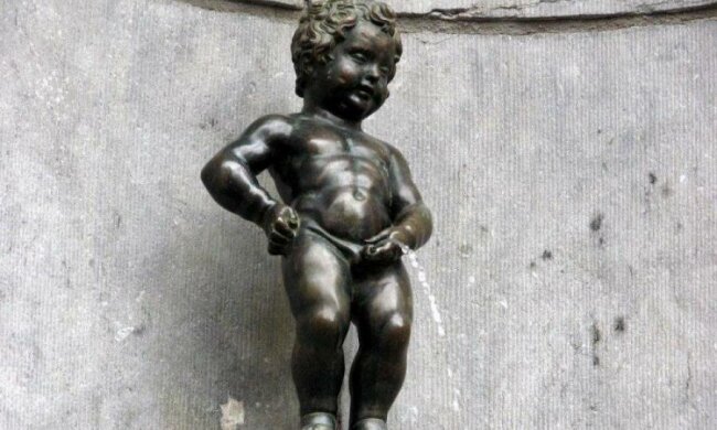 Перше враження оманливе: в мережі обурилися через пісяючого хлопчика