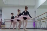 Харьковским деткам приходится танцевать балет под звуки сирен и обстрелов: "Боже, мама..."