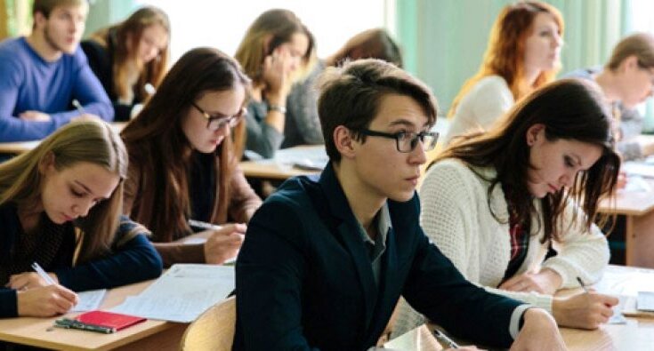 Школярі 11 класу. Фото: вільні джерела