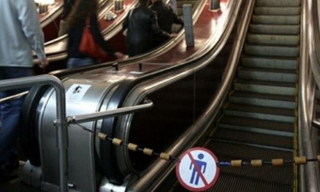 Четырехлетнему мальчику едва не оторвало пальцы в киевской подземке