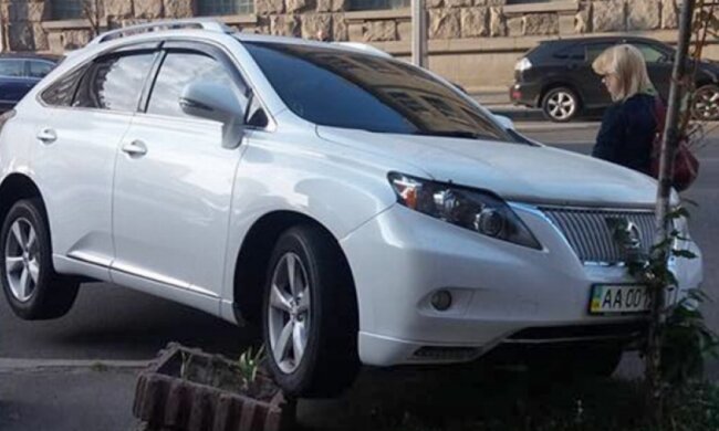 Київський «герой парковки» на Lexus завис у повітрі (фото)