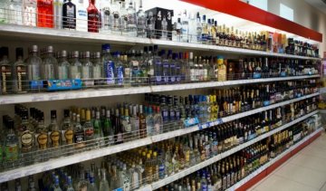 Української горілки та пива стало менше