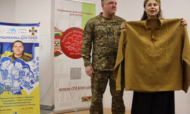 Сотні рук і сердець: як у Національній бібліотеці для дітей створили особливу вишиванку для Героя