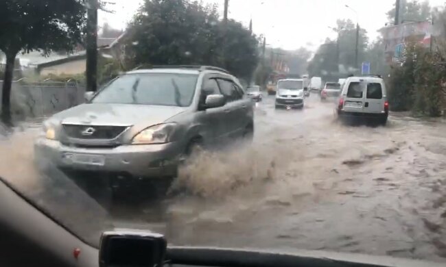 Сильна злива підтопила Чернівці, скріншот