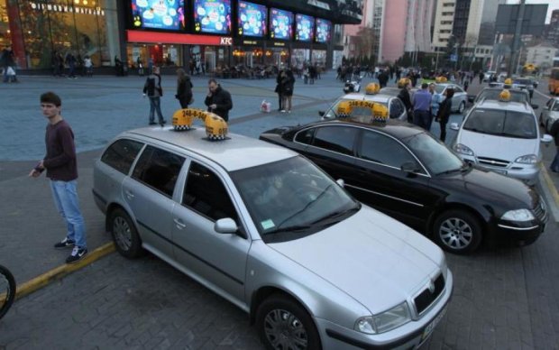 Скандал в Киеве: таксист выставил ребенка с инвалидностью