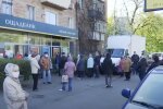 Очередь в банк, скриншот: YouTube