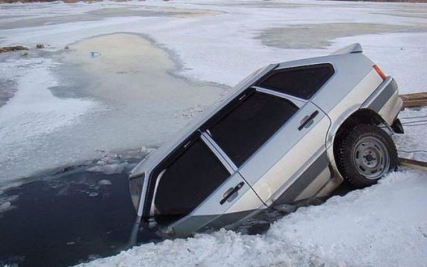 Не дочекався Водохреща: горе-водій пірнув у воду разом з машиною