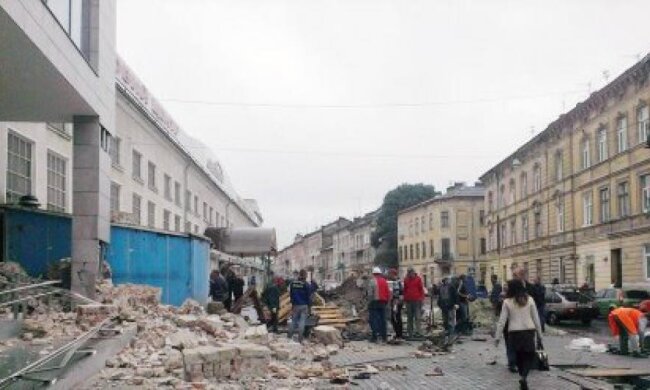 Во Львове обвалилась стена здания