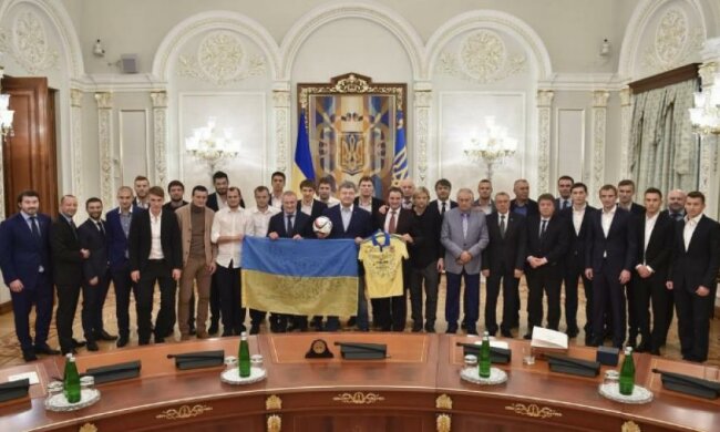 Порошенко поблагодарил сборную по футболу за выход на Евро- 2016 (фото)