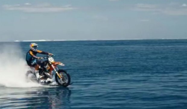 Суперзрелище: мотогонщик едет по воде (видео)