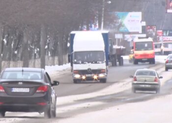 Автомобильная дорога зимой, кадр из видео