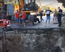 У Києві асфальт пішов під землю під носом у Кличка