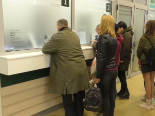 Українці в банку. Фото: скрін youtube