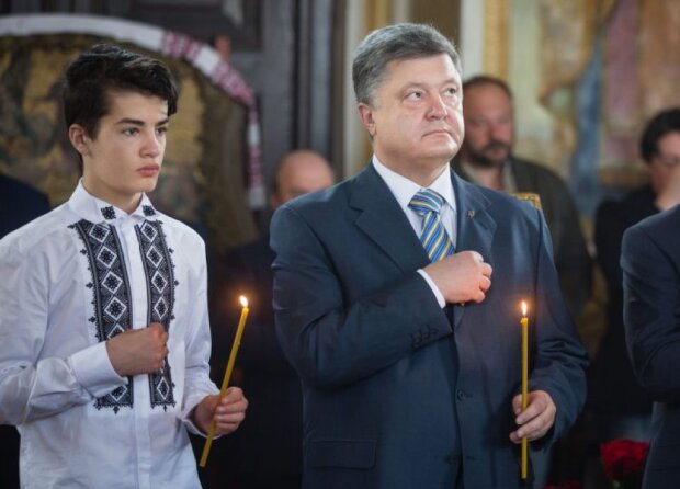 Сын Порошенко устроил переполох на вечеринке - без сознания и штанов: СМИ показали позорное видео