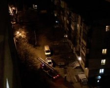 Харківські лікарі, рятувальники та поліцейські діставали бабусю з туалету