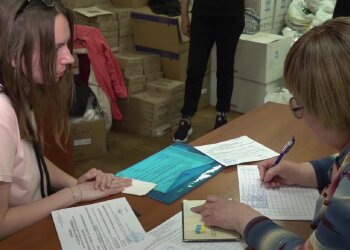 Выдача гуманитарной помощи. Фото: скрин youtube