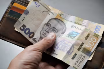 Мінімальна зарплата в Україні: гривні, гроші