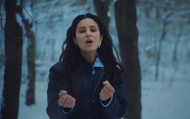 Злата Огнєвіч, кадр из клипа на песню "Як мені бути"