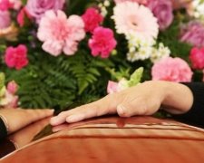 Из ада домой: мужчина вернулся в семью после своих похорон