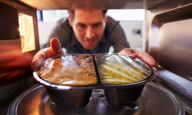 Небезпечно для життя: які продукти категорично не можна розігрівати в мікрохвильовці