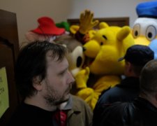 Винни-Пух и Тигра заблокировали штаб Навального - видео