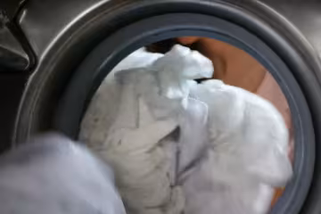 Прання одягу, скріншот з відео