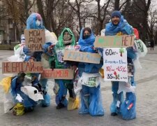 По Харькову бродят чудаки, увешанные мусором: "Не бросай меня"