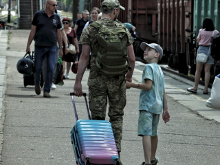 Украинский военный с ребенком
