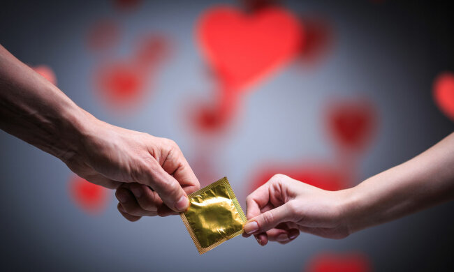 Копы поймали умелицу на продаже б/у презервативов: "Перестирала сотни тысяч"