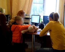 Горе-матір знущалася над прийомною дівчинкою з Донбасу