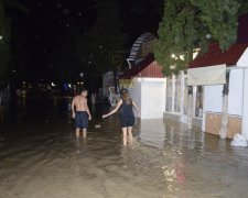 Армагеддон в Ялте: мощный поток унес девушку, в сети показали жуткое видео