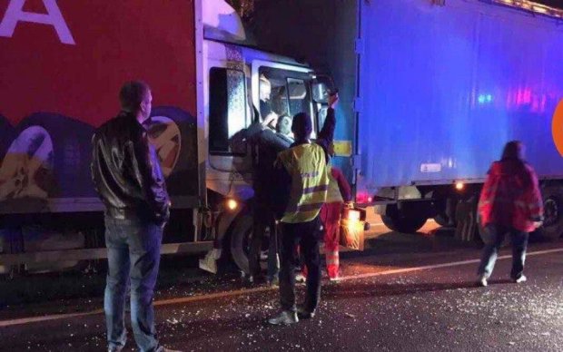 Вантажівки зіткнулися в Києві: постраждав водій