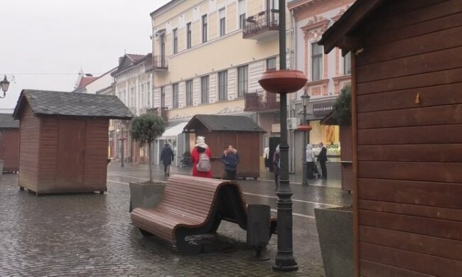 Ужгородцы готовятся к Новому году, ярмарка на славу: "Счастливого карантина!"