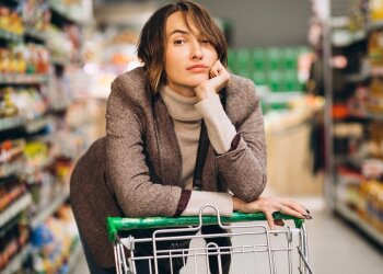 Женщина в супермаркете