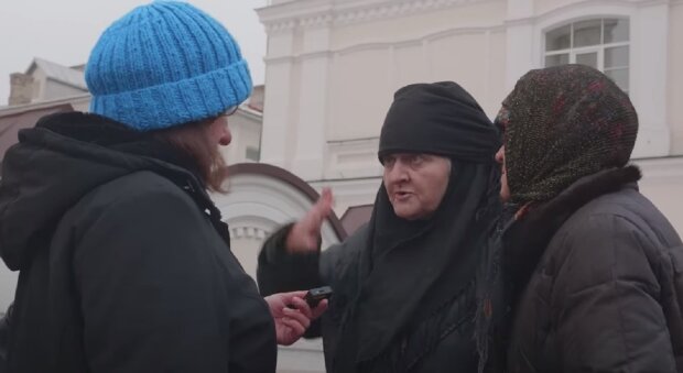 Почаевские фанатки. Фото: Youtube
