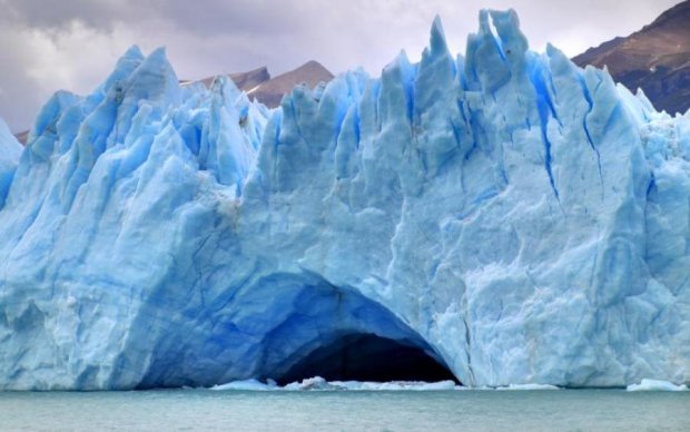 Завораживающе: в сети показали крушение известнейшего ледника