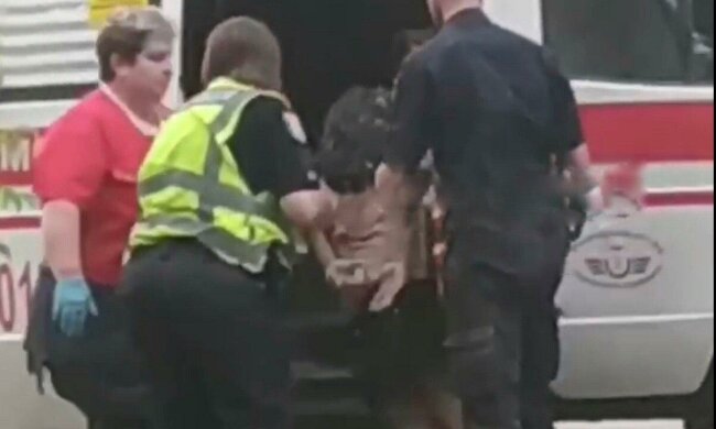 Неадекватна дніпрянка мало не порізала дітей - жінку "в конвульсіях" терміново відправили під крапельницю