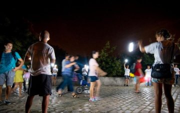 Замість реклами: одеситам показали фільм для дорослих посеред вулиці