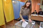 Кияни кидають монетки" просто перед дільницями: за кого голосувати - вирішить орел або решка
