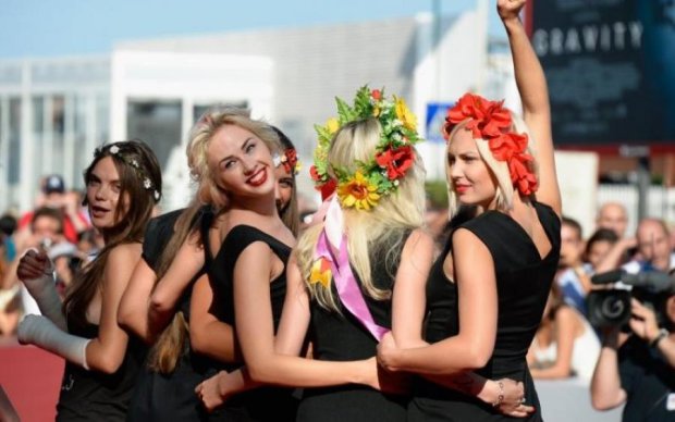 Активістки Femen влаштували гарячий прийом азербайджанцям
