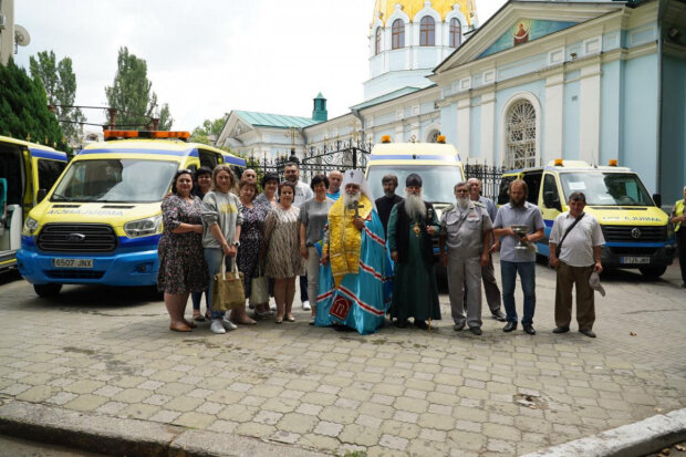 УПЦ и Фонд Вадима Новинского передали 5 машин скорой помощи Николаевской общине