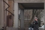 Женщина осталась без дверей из-за отказа продать квартиру соседям - "Сорвал с петель и пинал по улице"