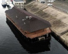 В столице нашли затонувший дебаркадер: фото  