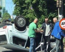 Нива сделала неудачное сальто на одной из улиц Киева: фото