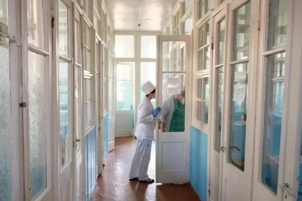 Київські лікарні тріщать по швах від пацієнтів з ураженими легенями, і це не коронавірус