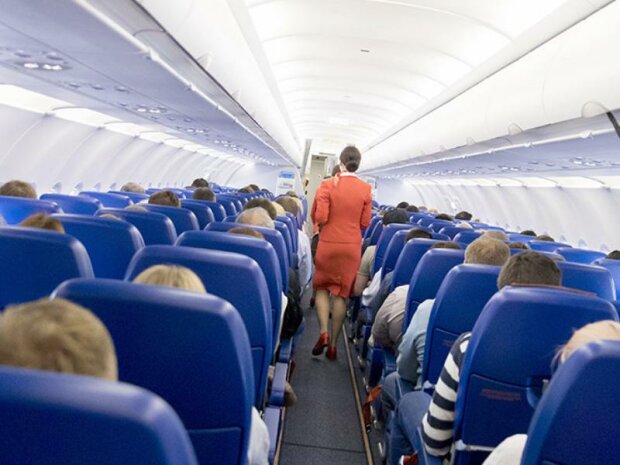 Зґвалтували просто в літаку: жертви насильства подали до суду на авіакомпанію
