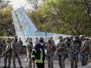 На місці аварії Ан-26, фото: Сергій Тендітов / EPA