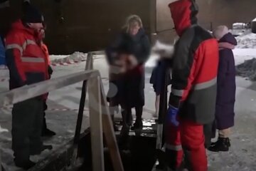 Хлопчика змусили скупатися у крижаній ополонці при -26: дитина виривалася і плакала, але мама була невблаганною