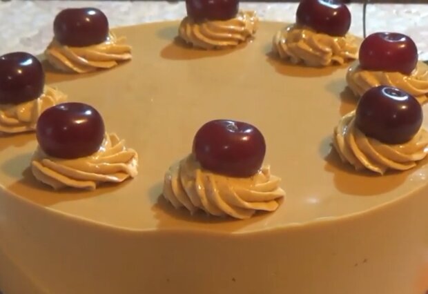 Торт "Крем-брюле" з вишнею, скріншот: YouTube
